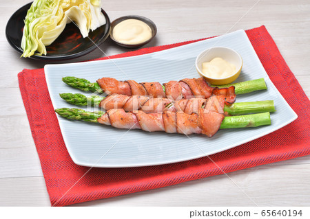 Domestic asparagus wrapped in bacon, asparagus bacon, grilled food, easy recipe. 65640194