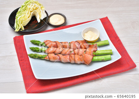 Domestic asparagus wrapped in bacon, asparagus bacon, grilled food, easy recipe. 65640195