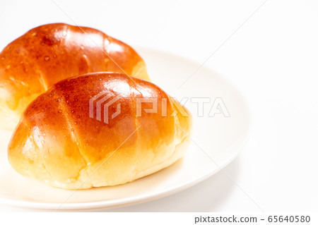 Bread roll (butter roll). (White plate / white background) 65640580
