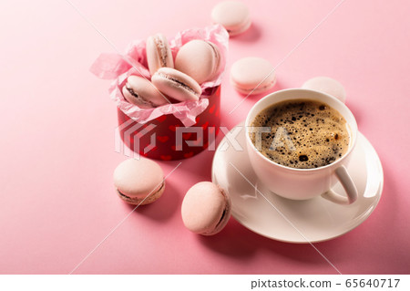 Roze french cookies macaroons on pink background 65640717