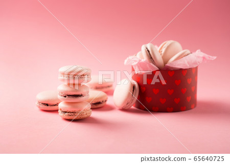 Roze french cookies macaroons on pink background 65640725