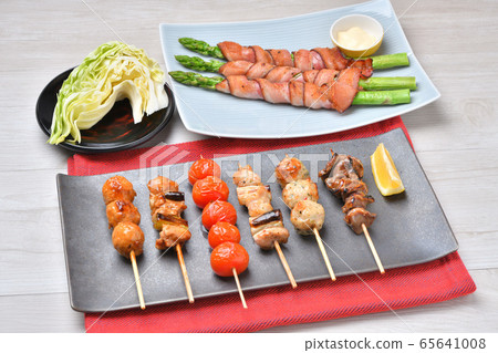 設置烤雞肉串，烤雞肉串，烤雞肉串，烤雞肉串和串的圖像。 65641008
