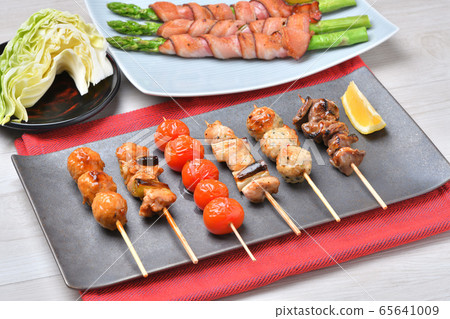 設置烤雞肉串，烤雞肉串，烤雞肉串，烤雞肉串和串的圖像。 65641009