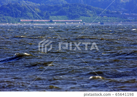 新治湖和特快列車 65641198