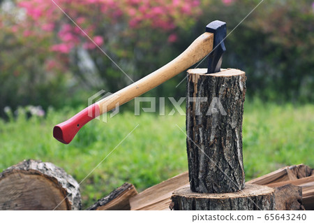 I'm cutting a chopped oak log with an ax I'm cutting a chopped oak log with an ax 65643240