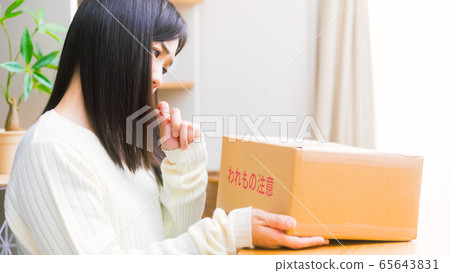 女人擔心看到郵件,疑問,擔心,麻煩,欺詐16:9 女人擔心看到郵件,疑問,擔心,麻煩,欺詐16:9 65643831