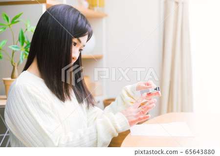 A woman who cares for her nails File copy space A woman who cares for her nails File copy space 65643880