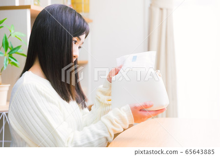 女人把餐巾放在小袋裡，拿出副本空間 65643885