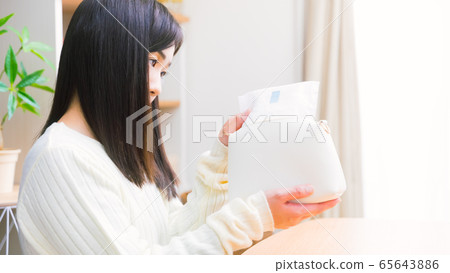 女人把餐巾放在袋子裡，拿出副本空間16：9 65643886