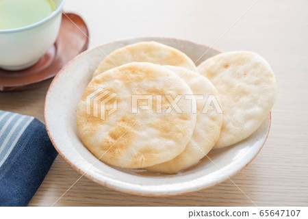 Shrimp salad rice crackers 65647107