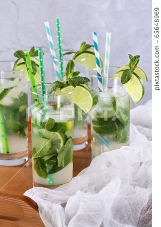 Refreshing tonic with slices of cucumber, mint, 65648969