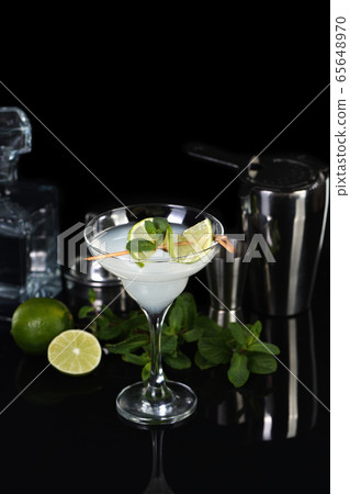 Margarita cocktail 65648970