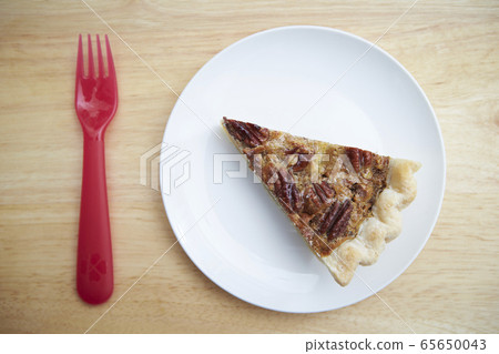 Pecan nut tart 65650043