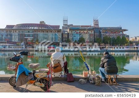Fishermen fishing on the Hai River 65650419