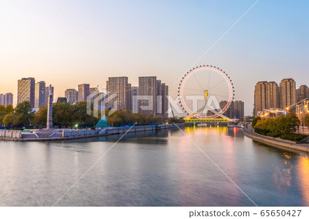 Evening view of the Tianjin Eye and river 65650427