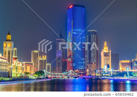 Night view of city buildings along the river 65650462