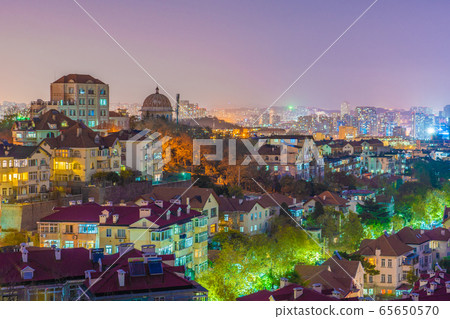 Night scene of houses and city buildings 65650570
