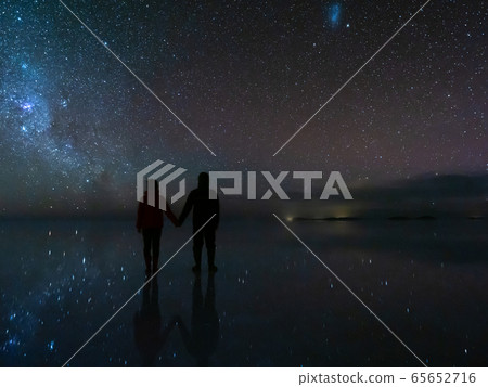 Uyuni salt lake couple 65652716