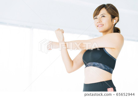 Fitness gym woman exercise 65652944