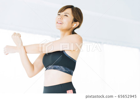 Fitness gym woman exercise 65652945