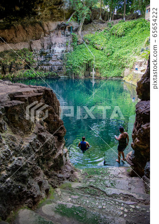 墨西哥巴利亞多利德人在Cenote Sashi中游泳 65654222