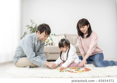Parent-child family image lining up alphabet blocks 65654372