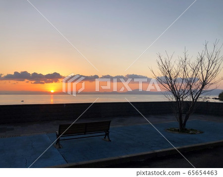 黎明時刻,海上日出和公園長凳 黎明時刻,海上日出和公園長凳 65654463