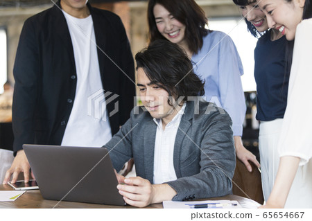 看個人計算機的商人 看個人計算機的商人 65654667