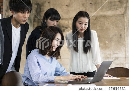 看個人計算機的商人 看個人計算機的商人 65654881