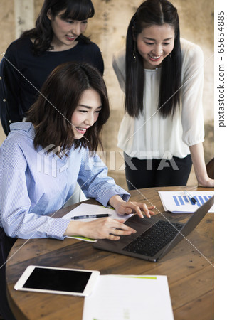 觀看個人計算機的女商人 65654885