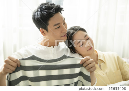 Couple, laundry, lifestyle Couple, laundry, lifestyle 65655408