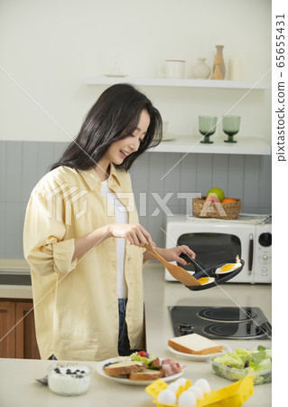 Woman, cooking, food Woman, cooking, food 65655431