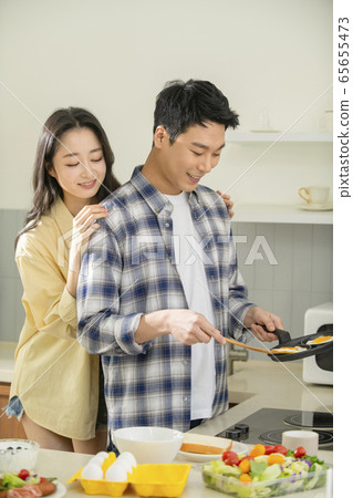 新婚夫婦，做飯，早餐 65655473