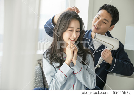 情侶,吹風機,睡衣 情侶,吹風機,睡衣 65655622