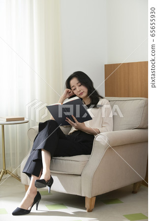 Woman, home work, reading 65655930
