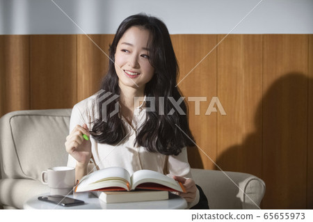 女人，家庭作業，閱讀 65655973