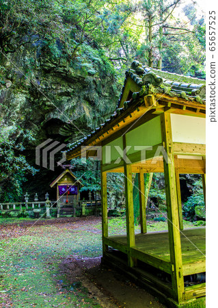 Fresh green Iwato Shrine [Unzen City, Nagasaki Prefecture] 65657525