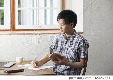 A young man 65657651