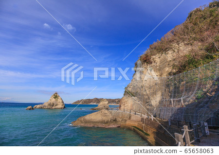 南房總市富浦町的haimaiwa岩石和天空海岸 照片素材 圖片 圖庫