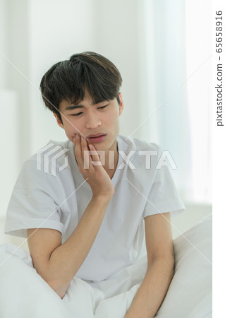 Single life concept, young cheerful Asian man's daily life 090 65658916