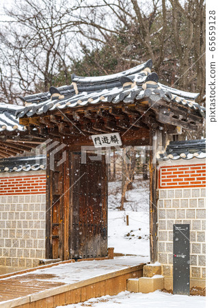 Korean traditional architecture, wintertime landscape of Korean palace 114 Korean traditional architecture, wintertime landscape of Korean palace 114 65659128