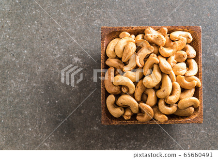 Roasted cashew nuts 65660491