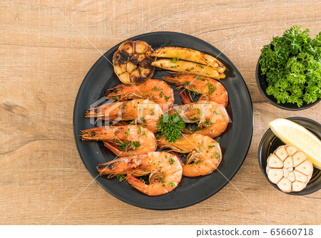 fried shrimps with garlic 65660718