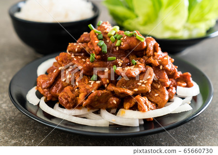 fried pork with spicy korean sauce (bulgogi) fried pork with spicy korean sauce (bulgogi) 65660730