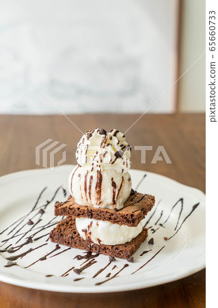chocolate brownies with vanilla ice-cream chocolate brownies with vanilla ice-cream 65660733