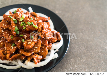 fried pork with spicy korean sauce (bulgogi) fried pork with spicy korean sauce (bulgogi) 65660734