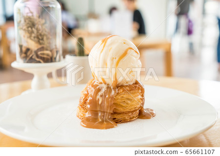 crispy pie with vanilla ice-cream and caramel 65661107
