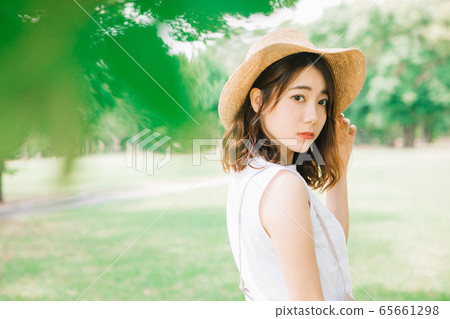 一個年輕女子的夏天形象 一個年輕女子的夏天形象 65661298