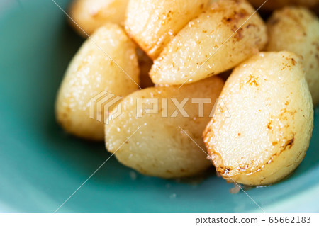 Fried fresh garlic Fried fresh garlic 65662183