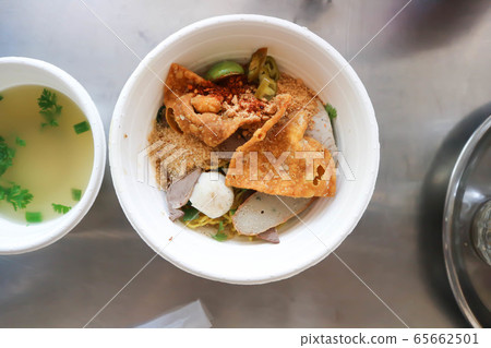 noodles with fish ball and fried wonton 65662501